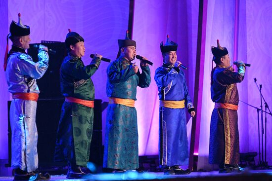 Международная выставка-форум "Россия"
Концертная программа "Там, где рождается Енисей", Главная уличная сцена Место: Россия, Москва. Автор: Рамиль Ситдиков/РИА Новости. Выставка "Россия". Республика Тыва. День региона