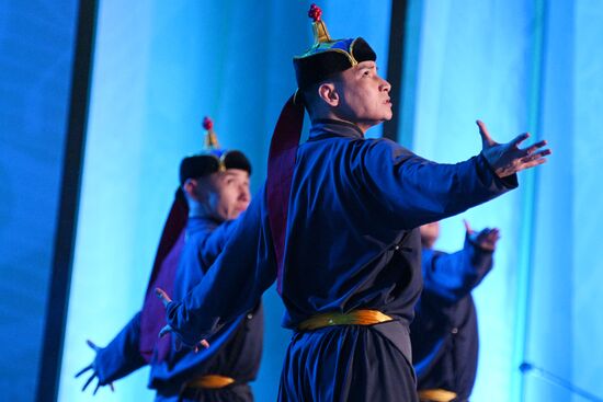 Международная выставка-форум "Россия"
Концертная программа "Там, где рождается Енисей", Главная уличная сцена Место: Россия, Москва. Автор: Рамиль Ситдиков/РИА Новости. Выставка "Россия". Республика Тыва. День региона