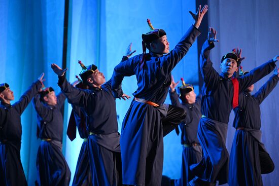 Международная выставка-форум "Россия"
Концертная программа "Там, где рождается Енисей", Главная уличная сцена Место: Россия, Москва. Автор: Рамиль Ситдиков/РИА Новости. Выставка "Россия". Республика Тыва. День региона