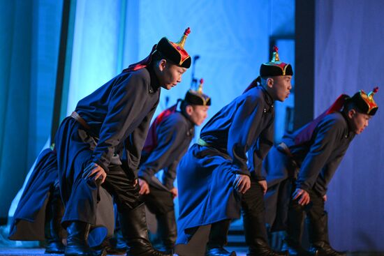 Международная выставка-форум "Россия"
Концертная программа "Там, где рождается Енисей", Главная уличная сцена Место: Россия, Москва. Автор: Рамиль Ситдиков/РИА Новости. Выставка "Россия". Республика Тыва. День региона