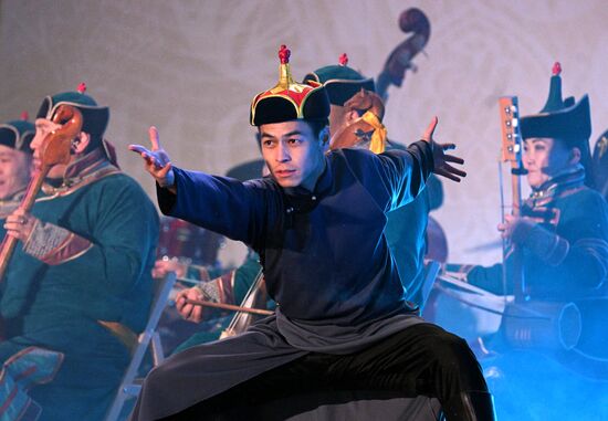 Международная выставка-форум "Россия"
Концертная программа "Там, где рождается Енисей", Главная уличная сцена Место: Россия, Москва. Автор: Рамиль Ситдиков/РИА Новости. Выставка "Россия". Республика Тыва. День региона