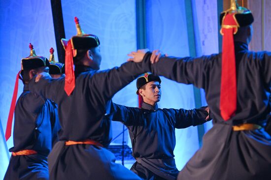 Международная выставка-форум "Россия"
Концертная программа "Там, где рождается Енисей", Главная уличная сцена Место: Россия, Москва. Автор: Рамиль Ситдиков/РИА Новости. Выставка "Россия". Республика Тыва. День региона