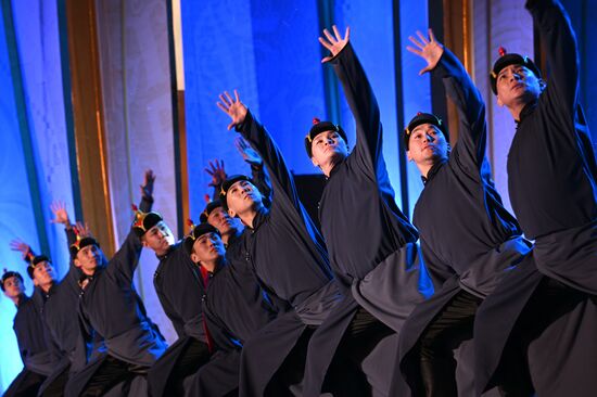 Международная выставка-форум "Россия"
Концертная программа "Там, где рождается Енисей", Главная уличная сцена Место: Россия, Москва. Автор: Рамиль Ситдиков/РИА Новости. Выставка "Россия". Республика Тыва. День региона