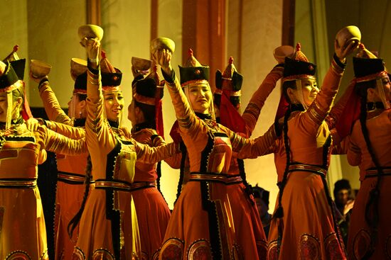 Международная выставка-форум "Россия"
Концертная программа "Там, где рождается Енисей", Главная уличная сцена Место: Россия, Москва. Автор: Рамиль Ситдиков/РИА Новости. Выставка "Россия". Республика Тыва. День региона