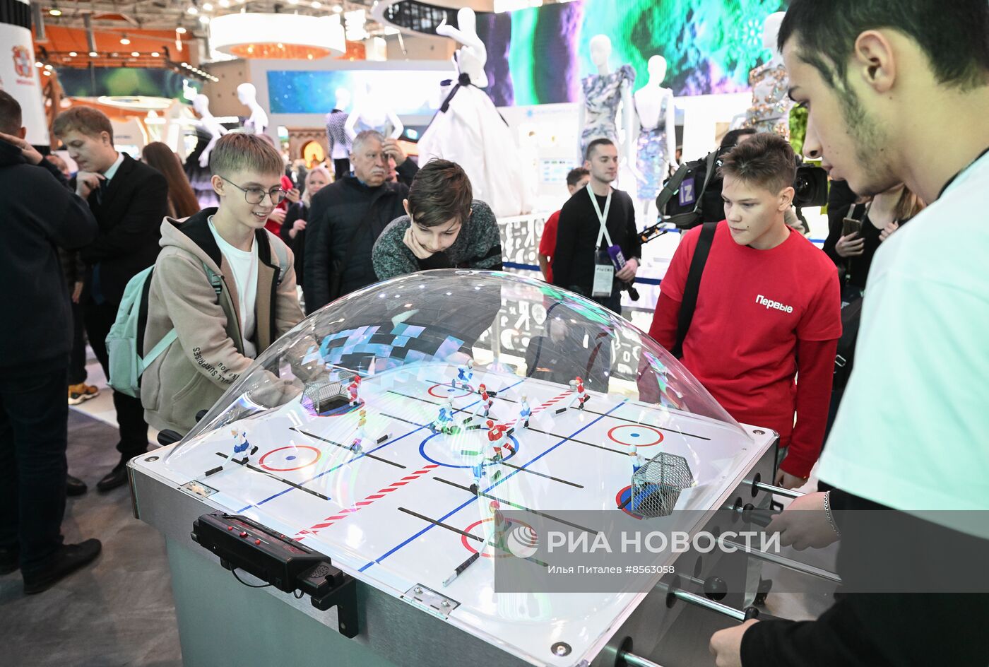 Работа выставки "Россия"