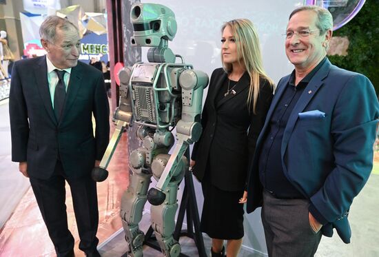 Международная выставка-форум "Россия"
Робот FEDOR (Final experimental demonstration object research, Фёдор) на стенде Челябинской области
Вторая справа: депутат Государственной Думы РФ Яна Лантратова Место: Россия, Москва. Автор: Илья Питалев/РИА Новости. Работа выставки "Россия"