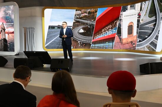 Международная выставка-форум "Россия"
Открытие Дня региона - презентация Челябинской области
Алексей Текслер, губернатор Челябинской области Место: Россия, Москва. Автор: Илья Питалев/РИА Новости. Выставка "Россия". Челябинская область. День региона