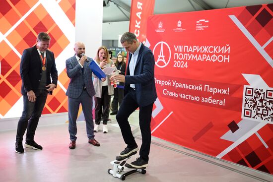 Международная выставка-форум "Россия"
Старт регистрации на Парижский полумарафон в День Челябинской области (соревнование состоится в июне 2024 года в селе Париж Челябинской области)
На первом плане: Юрий Борзаковский, олимпийский чемпион по легкой атлетике Место: Россия, Москва. Автор: Владимир Астапкович/РИА Новости. Выставка "Россия". Челябинская область. День региона