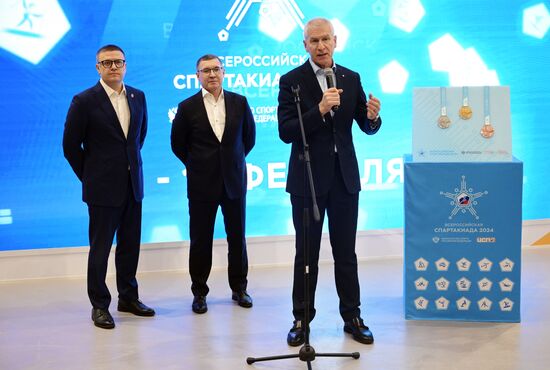 Международная выставка-форум "Россия"
Презентация медалей II Всероссийской спартакиады сильнейших спортсменов по зимним видам спорта
Слева направо:
Алексей Текслер, губернатор Челябинской области
Владимир Якушев, полномочный представитель президента РФ в Уральском федеральном округе
Олег Матыцин, министр спорта РФ Место: Россия, Москва. Автор: Владимир Астапкович/РИА Новости. Выставка "Россия". Челябинская область. День региона