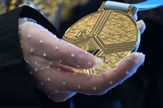 Международная выставка-форум "Россия"
Презентация медалей II Всероссийской спартакиады сильнейших спортсменов по зимним видам спорта
Золотая медаль Место: Россия, Москва. Автор: Владимир Астапкович/РИА Новости. Выставка "Россия". Челябинская область. День региона
