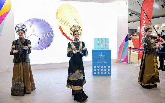 Международная выставка-форум "Россия"
Презентация медалей II Всероссийской спартакиады сильнейших спортсменов по зимним видам спорта Место: Россия, Москва. Автор: Владимир Астапкович/РИА Новости. Выставка "Россия". Челябинская область. День региона