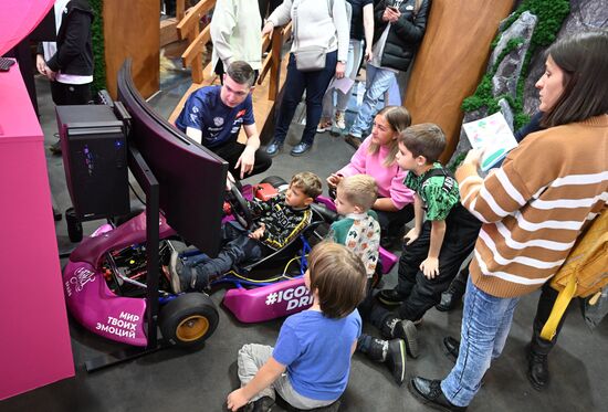 Международная выставка-форум "Россия" Место: Россия, Москва. Автор: Илья Питалев/РИА Новости. Работа выставки "Россия"