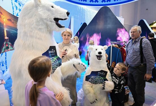 Международная выставка-форум "Россия" Место: Россия, Москва. Автор: Илья Питалев/РИА Новости. Работа выставки "Россия"