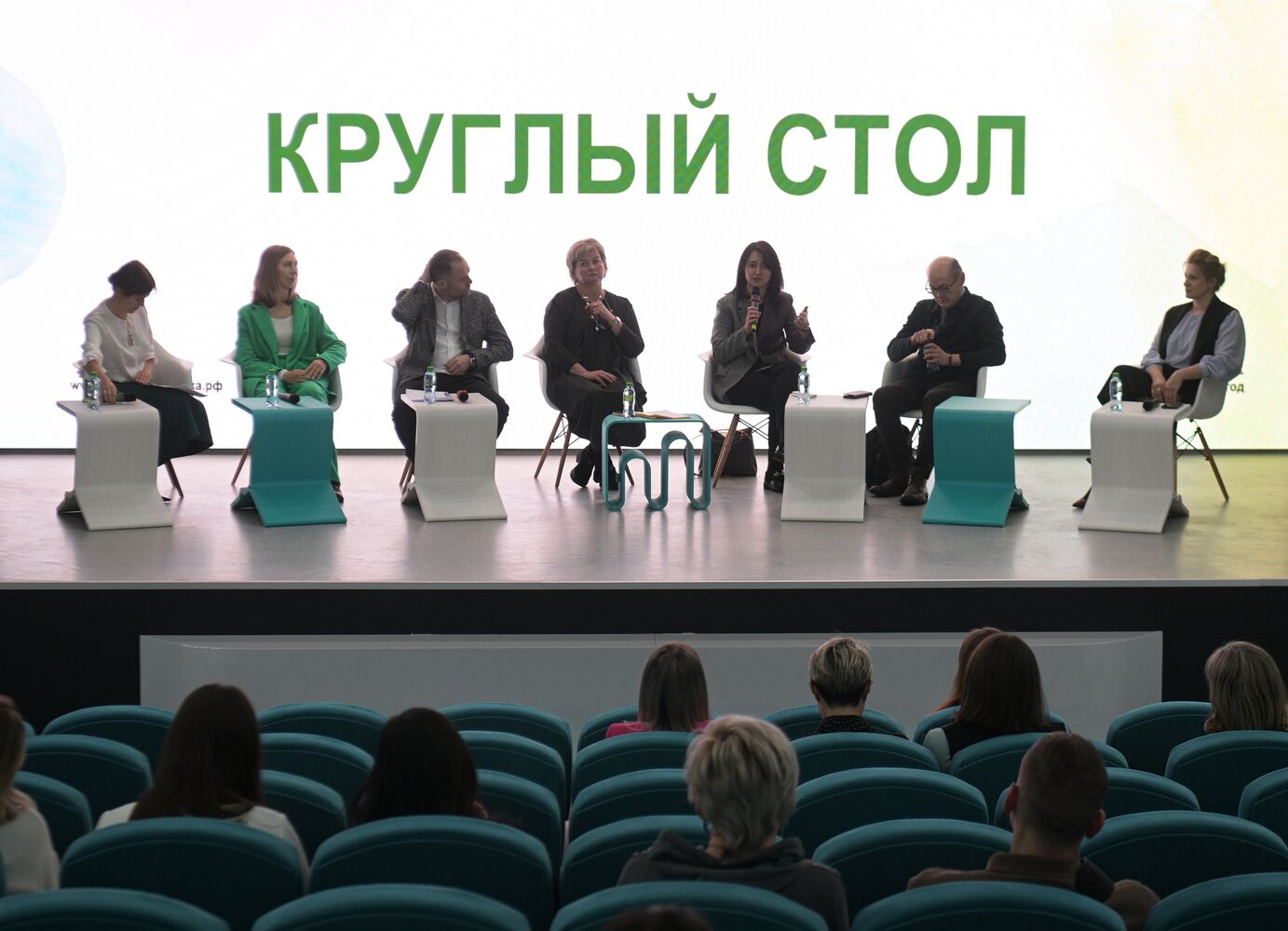 Выставка "Россия". Круглый стол "Бережливое сознание как основа профориентационного воспитания подрастающего поколения"