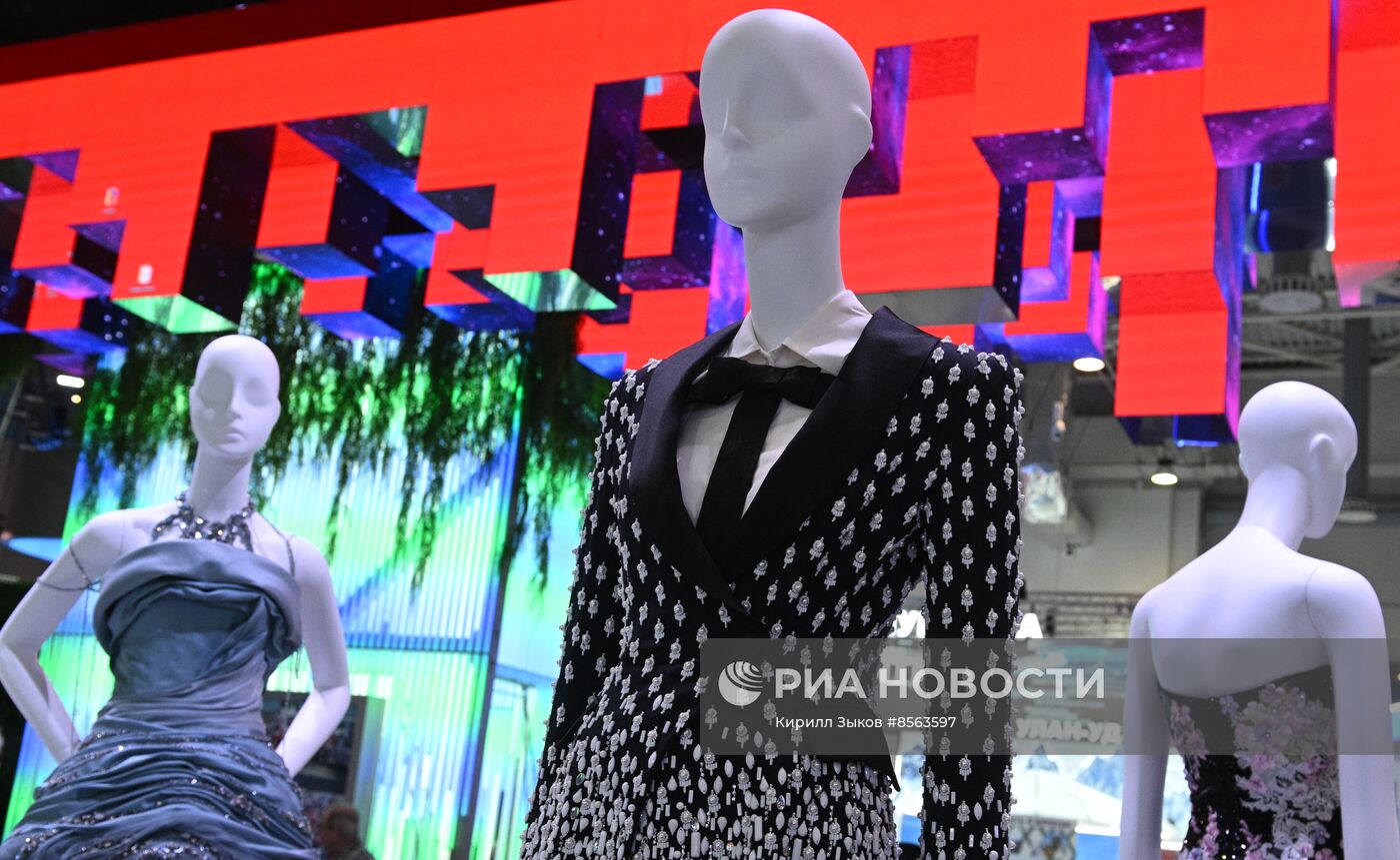 Выставка "Россия". Открытие зоны fashion подиума "Модные бренды России. Эволюция русского стиля"