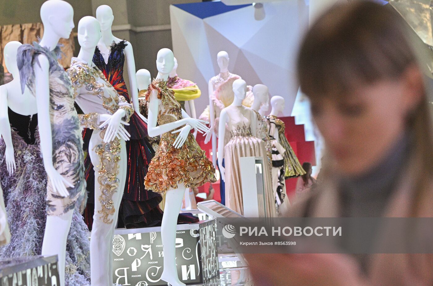 Выставка "Россия". Открытие зоны fashion подиума "Модные бренды России. Эволюция русского стиля"