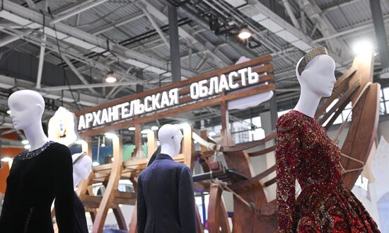 Выставка "Россия". Открытие зоны fashion подиума "Модные бренды России. Эволюция русского стиля"