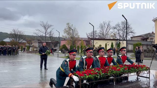 Гаглоев возложил цветы к мемориалу Защитникам отечества в Цхинвале