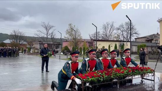 Гаглоев возложил цветы к мемориалу Защитникам отечества в Цхинвале