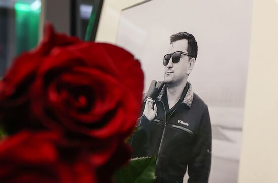 Цветы в память о погибшем корреспонденте ВГТРК Борисе Максудове