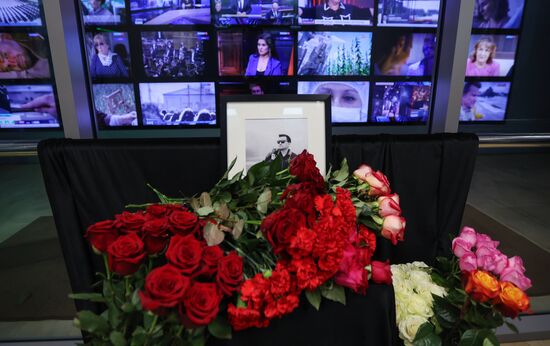 Цветы в память о погибшем корреспонденте ВГТРК Борисе Максудове