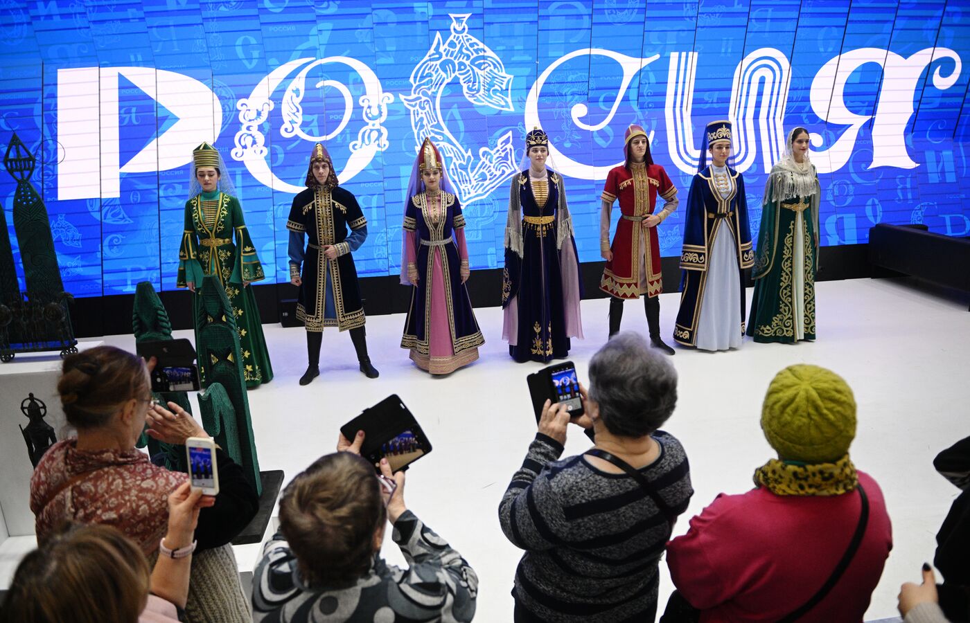 Работа выставки "Россия"