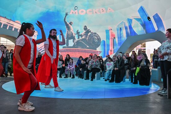 Работа выставки "Россия"