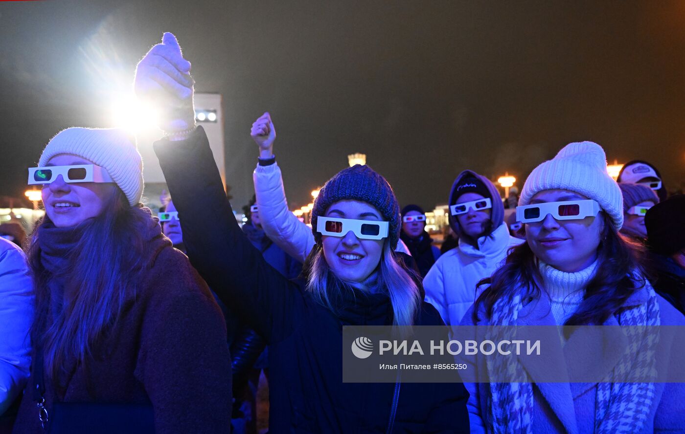 Выставка "Россия". "Пятница на ВДНХ" Выступление музыкальной группы CREAM SODA