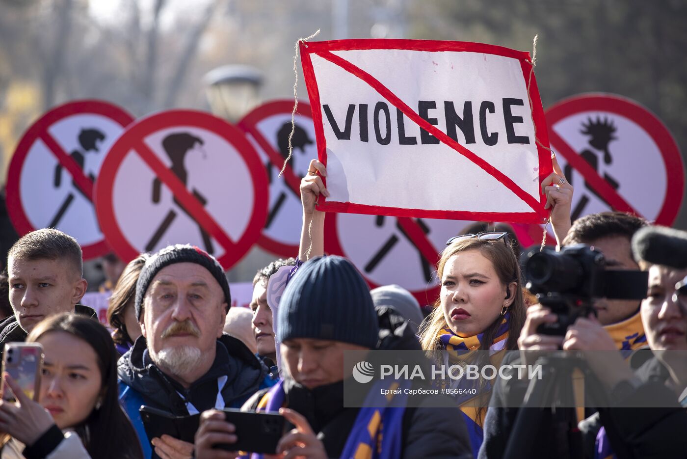 Марш против насилия после убийства жены экс-министра Казахстана