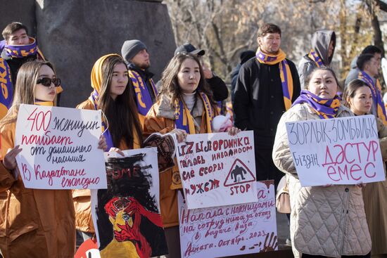 Марш против насилия после убийства жены экс-министра Казахстана