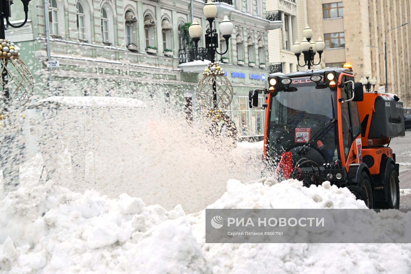 Коммунальные службы ликвидируют последствия снегопада в Москве