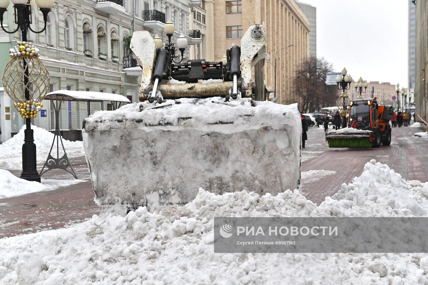 Коммунальные службы ликвидируют последствия снегопада в Москве