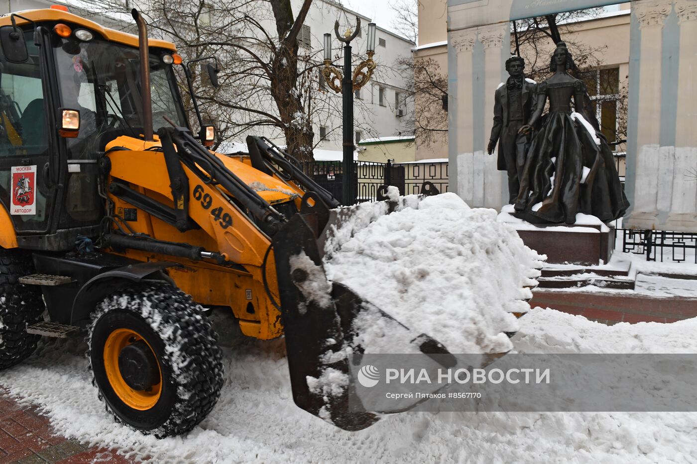 Коммунальные службы ликвидируют последствия снегопада в Москве