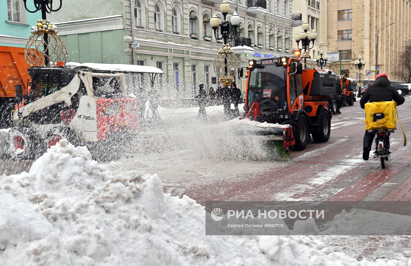 Коммунальные службы ликвидируют последствия снегопада в Москве
