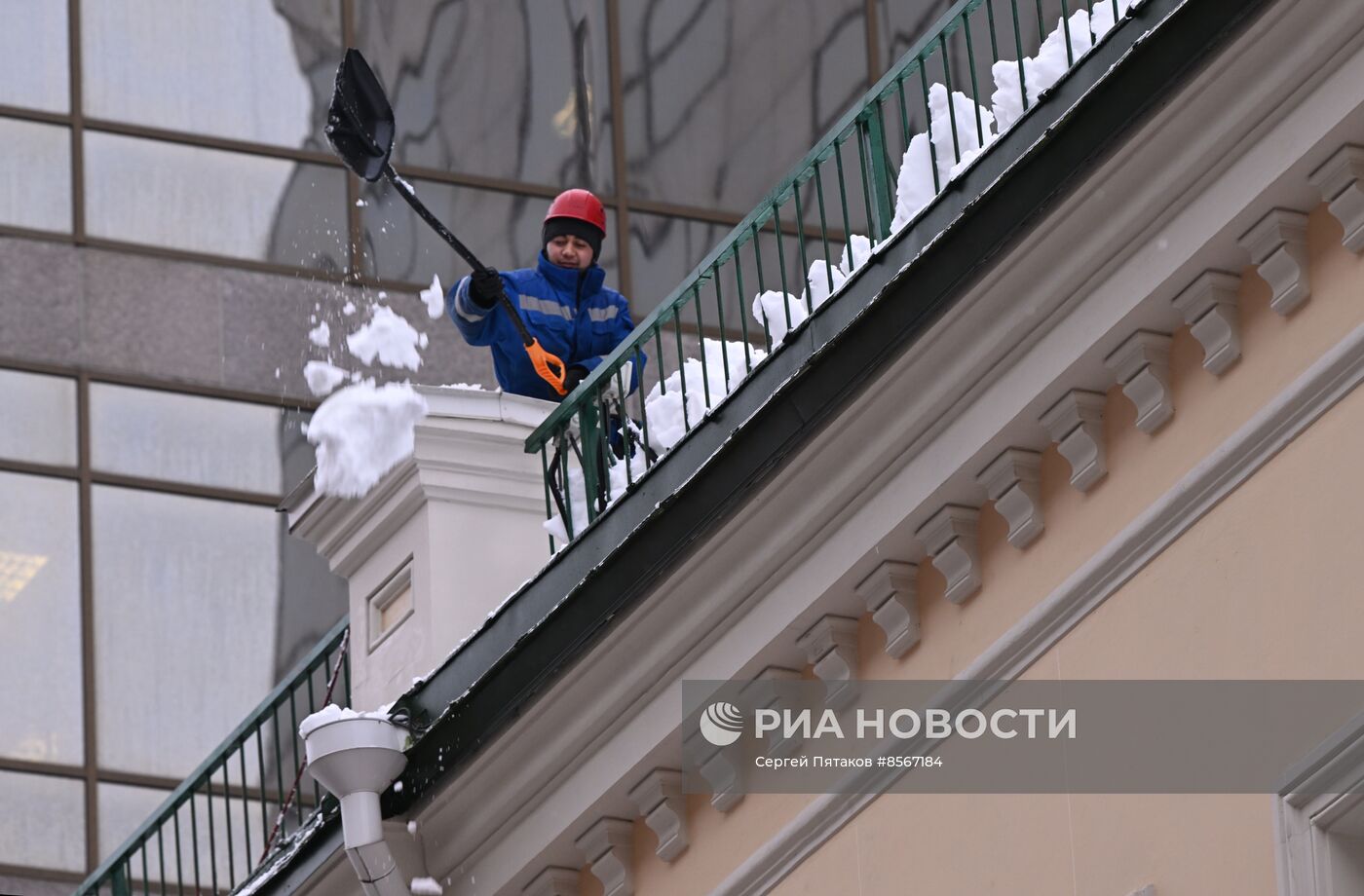 Коммунальные службы ликвидируют последствия снегопада в Москве