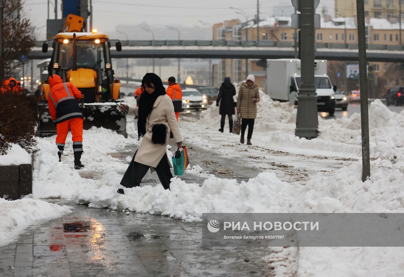 Коммунальные службы ликвидируют последствия снегопада в Москве