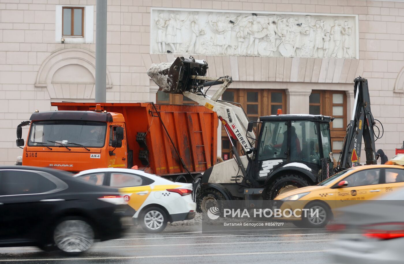 Коммунальные службы ликвидируют последствия снегопада в Москве