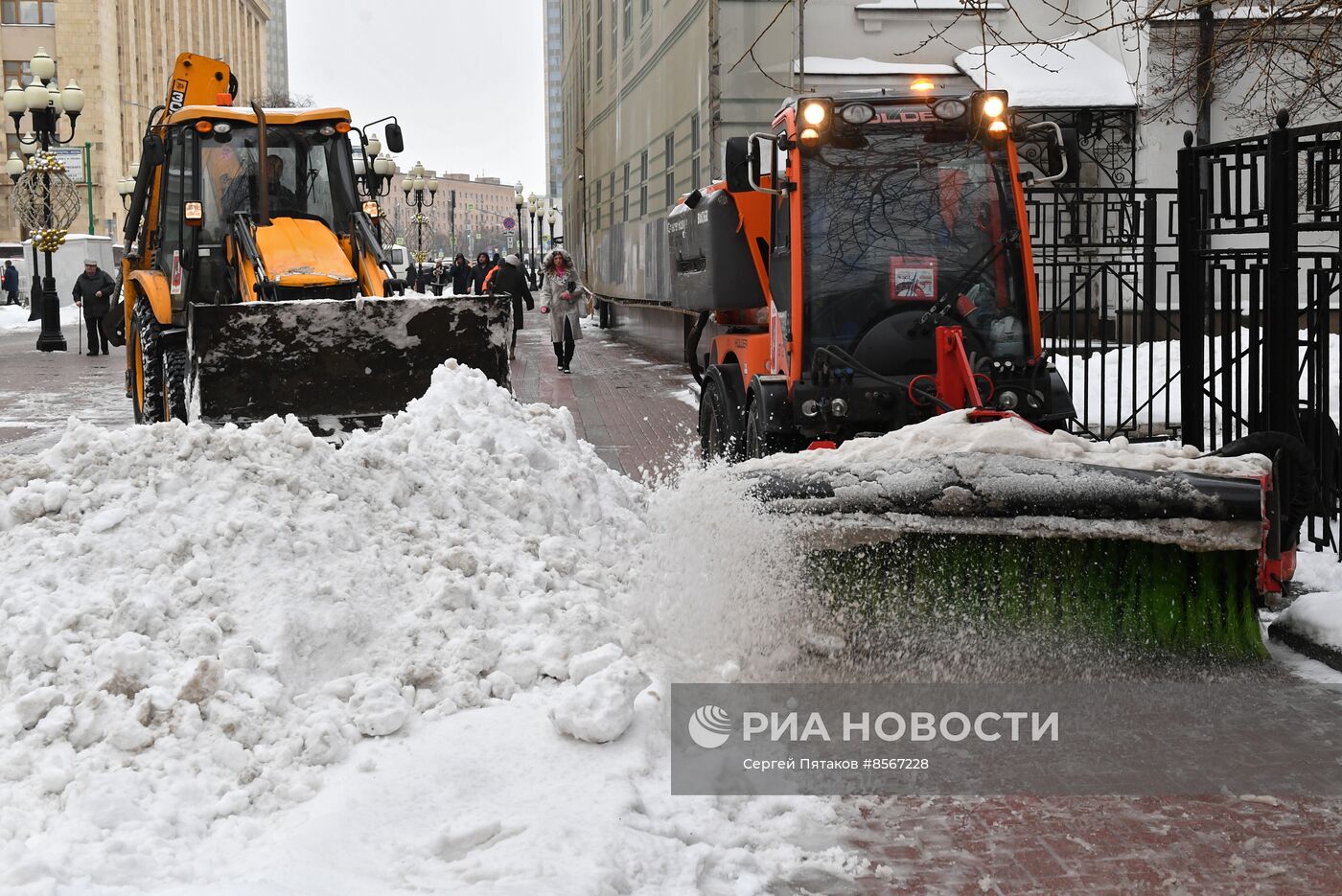 Коммунальные службы ликвидируют последствия снегопада в Москве