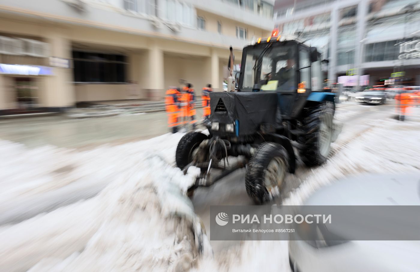 Коммунальные службы ликвидируют последствия снегопада в Москве