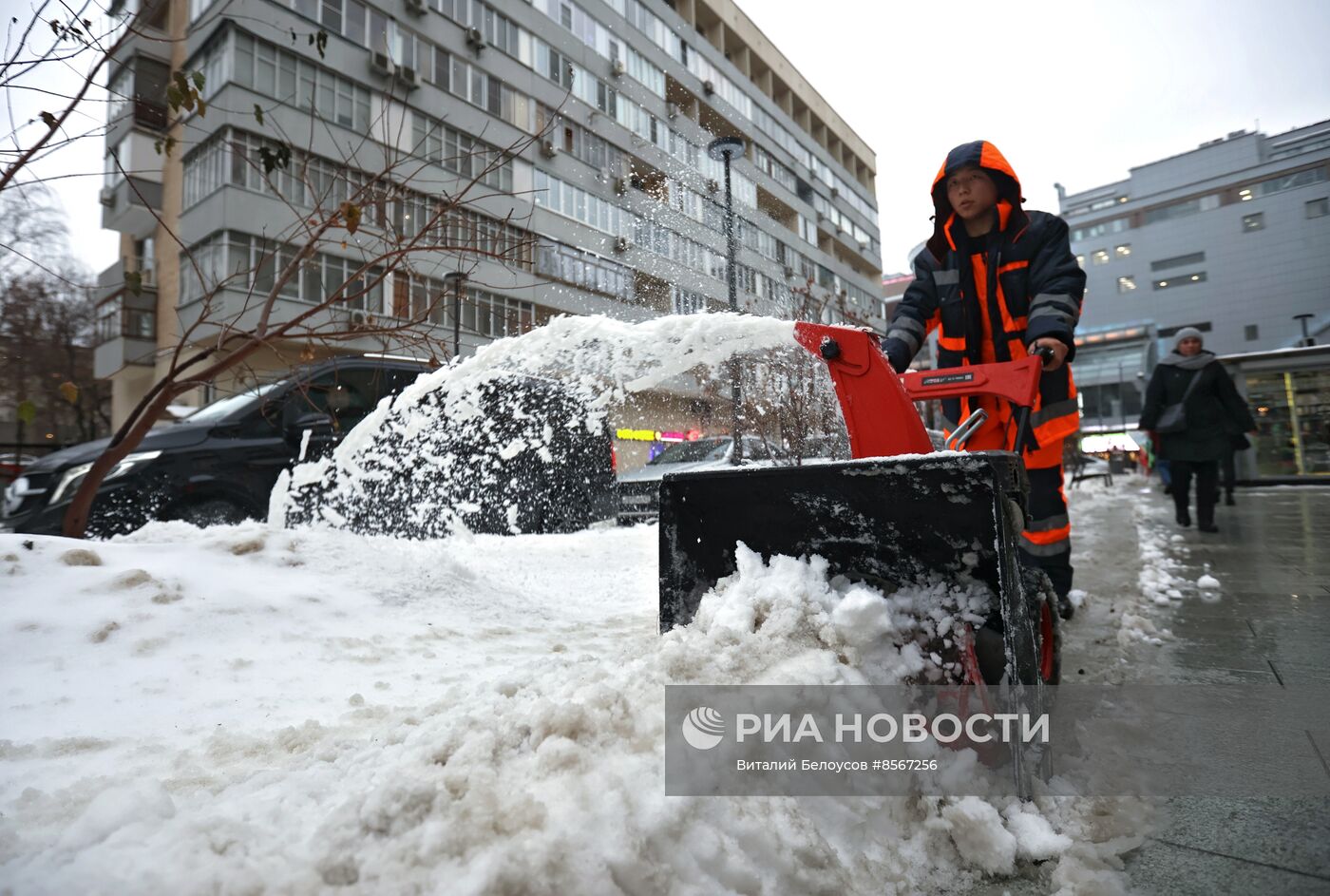 Коммунальные службы ликвидируют последствия снегопада в Москве