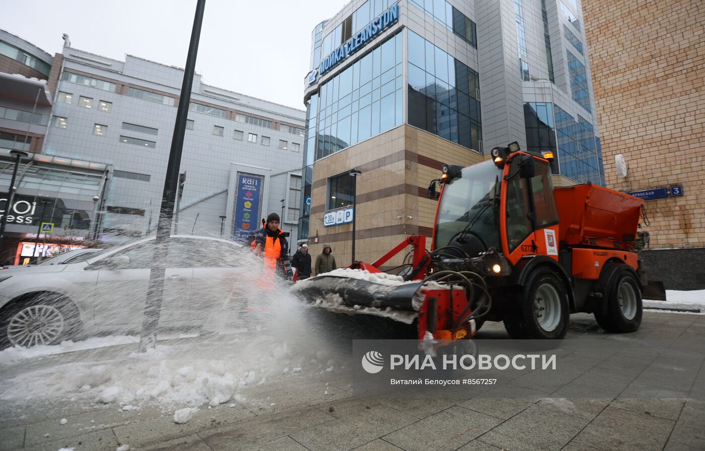 Коммунальные службы ликвидируют последствия снегопада в Москве