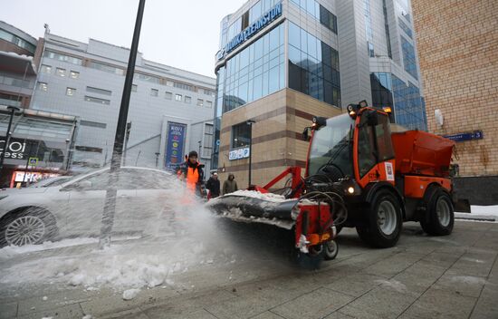 Коммунальные службы ликвидируют последствия снегопада в Москве