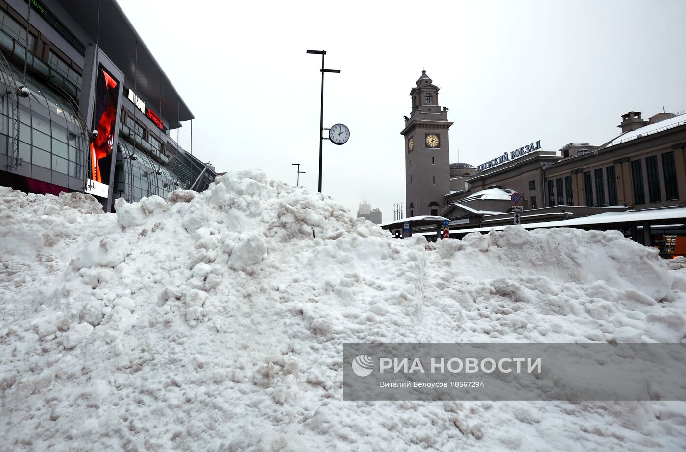 Коммунальные службы ликвидируют последствия снегопада в Москве