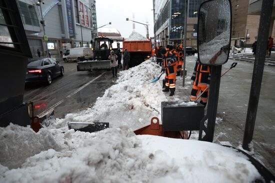 Коммунальные службы ликвидируют последствия снегопада в Москве
