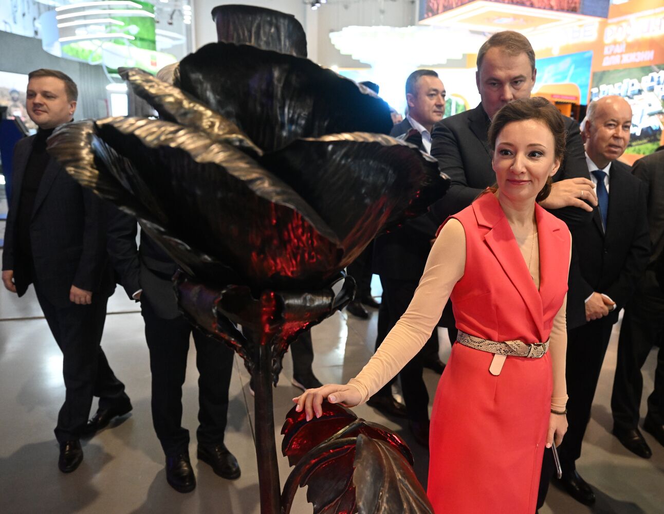 Выставка "Россия". Председатель Госдумы РФ В. Володин и депутаты посетили выставку "Россия" 