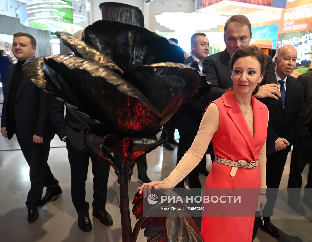 Выставка "Россия". Председатель Госдумы РФ В. Володин и депутаты посетили выставку "Россия"