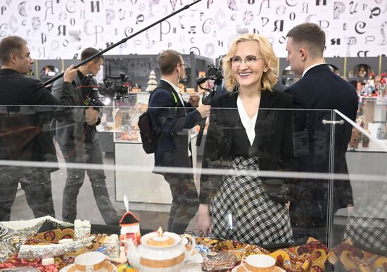 Выставка "Россия". Председатель Госдумы РФ В. Володин и депутаты посетили выставку "Россия" 