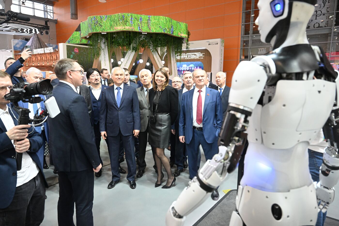 Выставка "Россия". Председатель Госдумы РФ В. Володин и депутаты посетили выставку "Россия" 