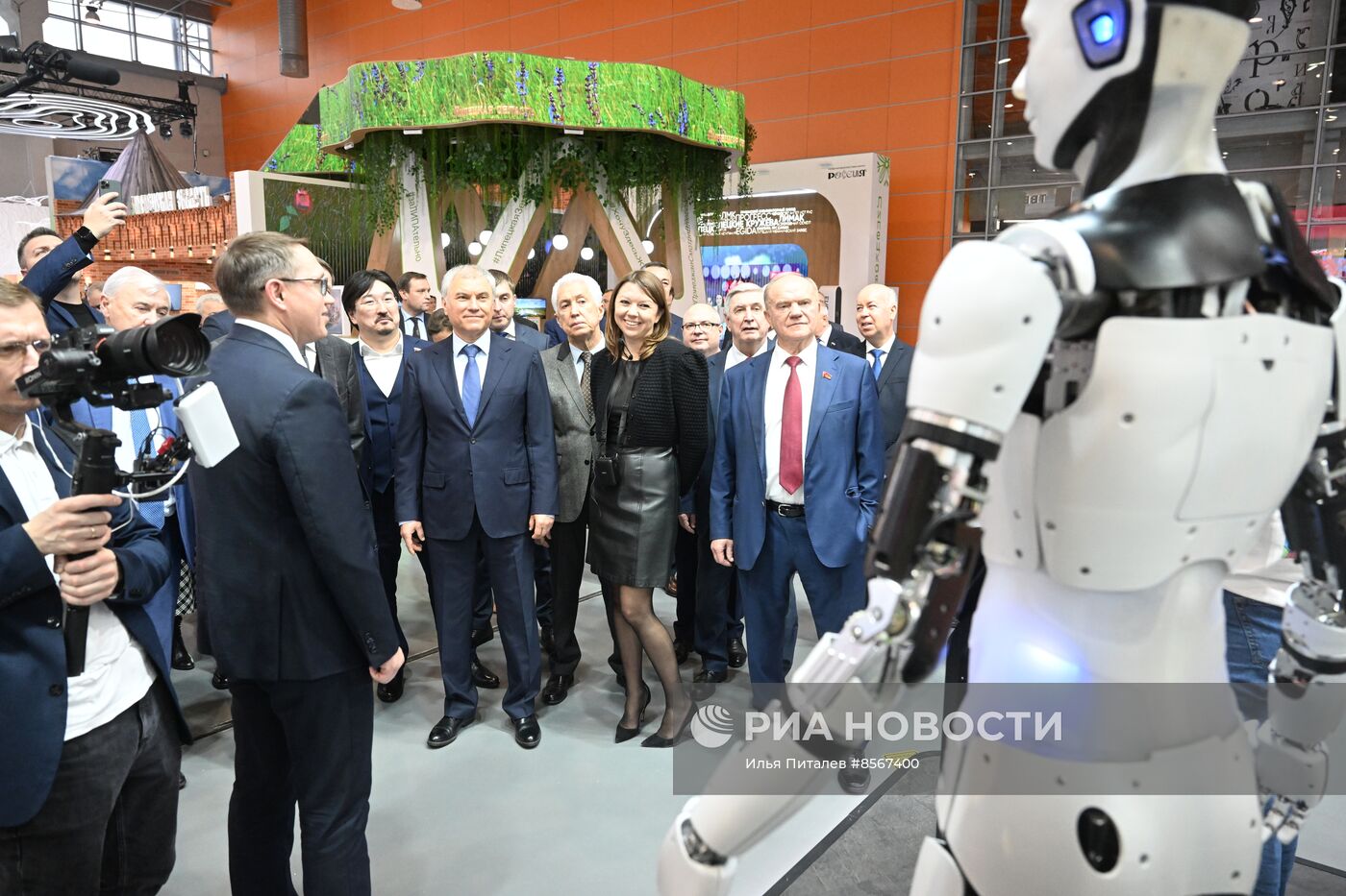 Выставка "Россия". Председатель Госдумы РФ В. Володин и депутаты посетили выставку "Россия"