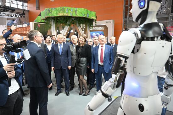 Выставка "Россия". Председатель Госдумы РФ В. Володин и депутаты посетили выставку "Россия" 